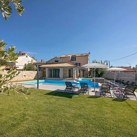 M Nyaraló *